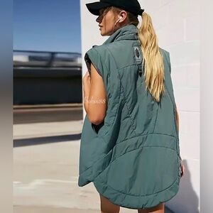 Free People Movement
Slalom Reversible Fleece jacket
B2